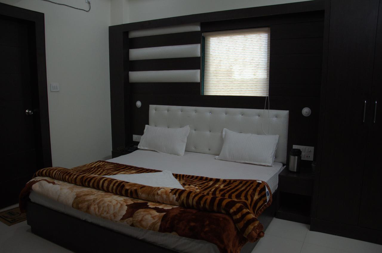 Hotel Mahabir Inn Matura Exterior foto